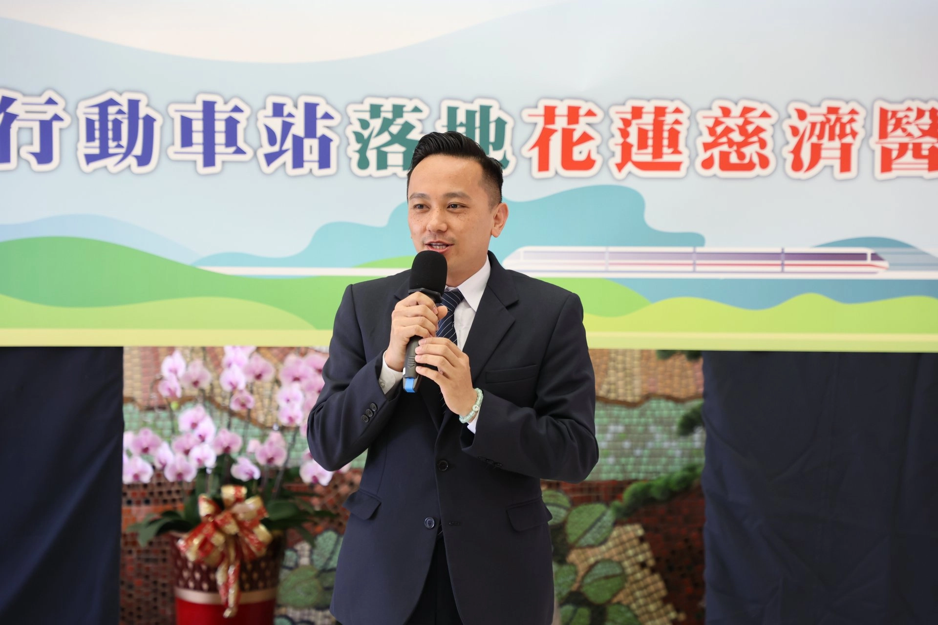 醫務部行政股長古記嚴分享醫務部同仁負責全院五百多名醫師相關事宜，若是必須臨櫃人工辦理的臺鐵業務，就能夠直接在「行動車站」進行，可以降低同仁外出路程的職災風險。