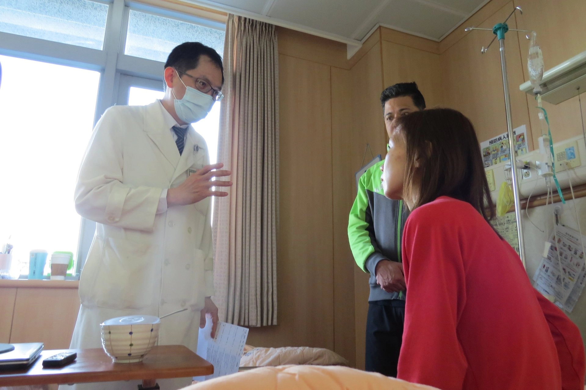 江小姐住院期間，邱建銘主任不斷開導他學習與自己的腸道和平共處。