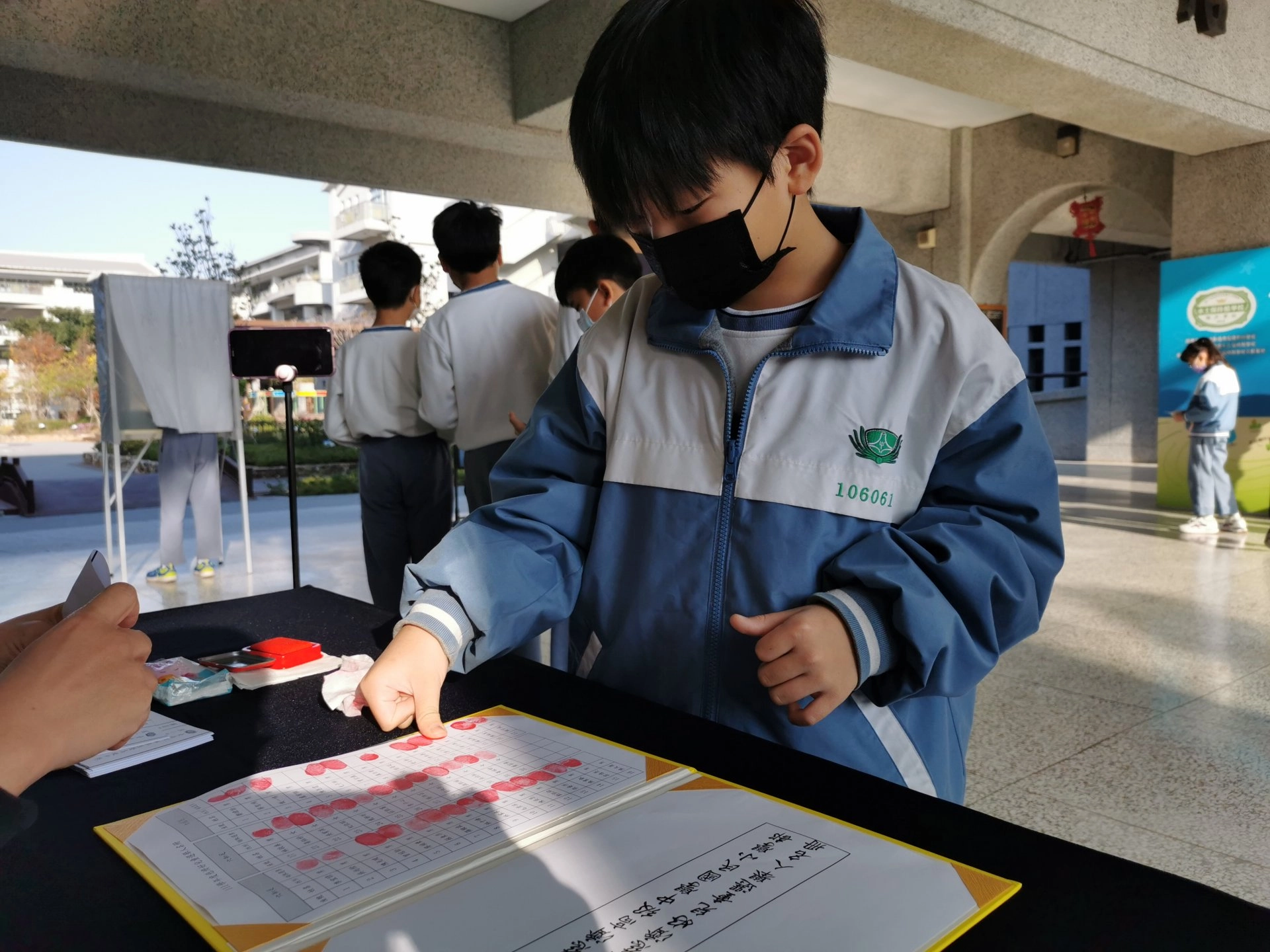 蓋手印，親領選票，藉由活動參與體驗學習。