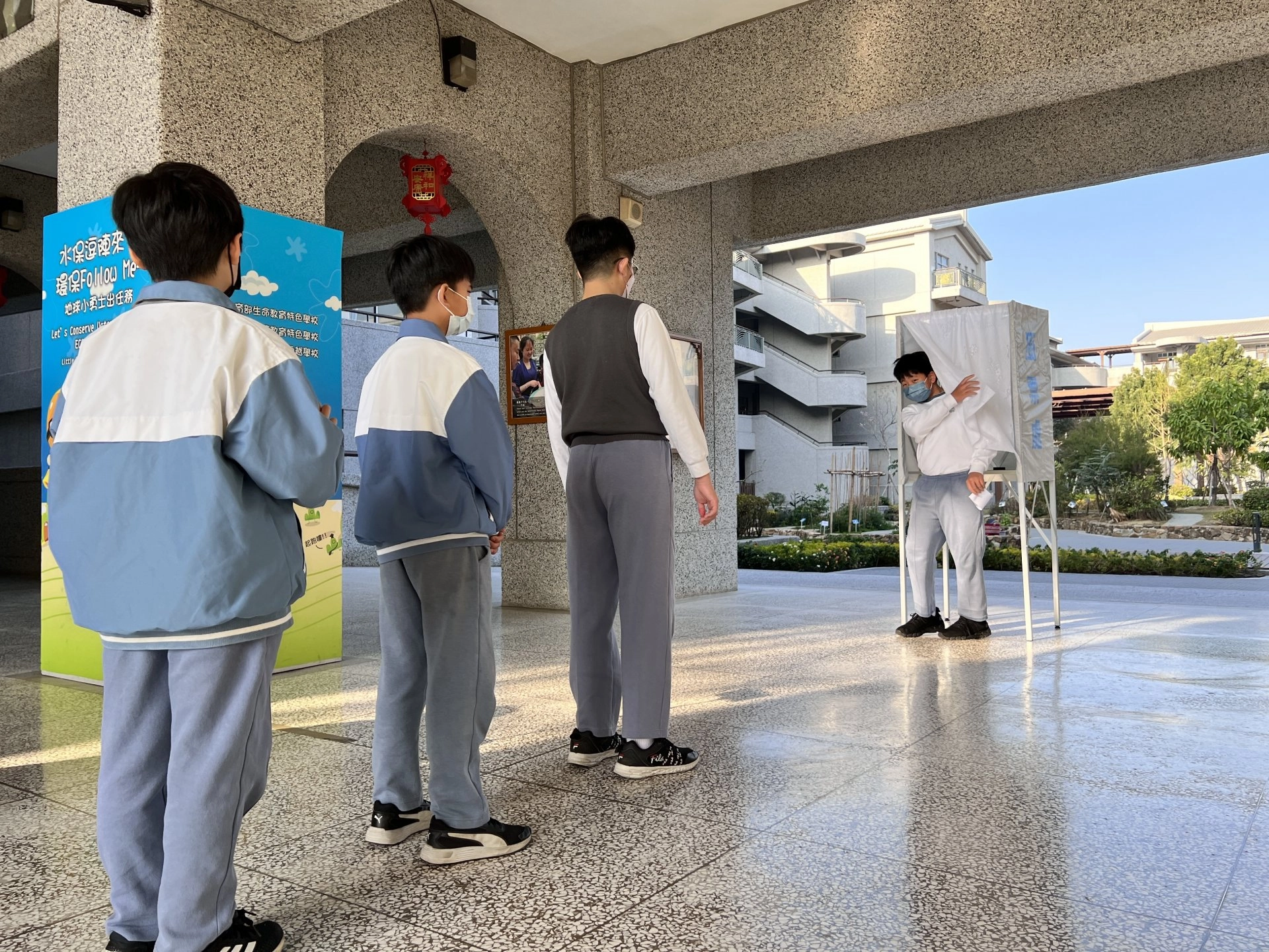 一人一票排隊圈票，優質小公民展紀律。