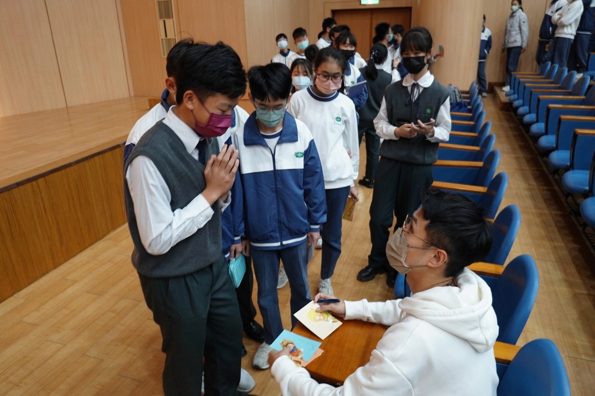 學生們把握分秒與講師交流。