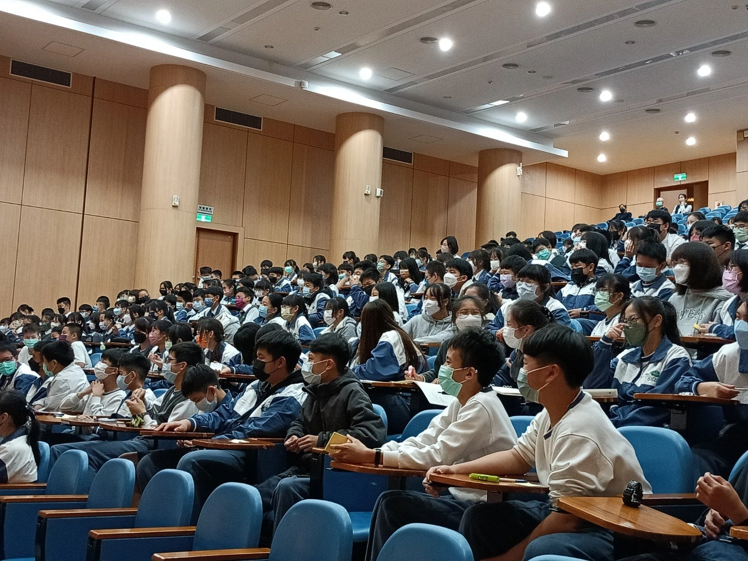 師生深受宮能安老師演說俱佳的講座吸引。
