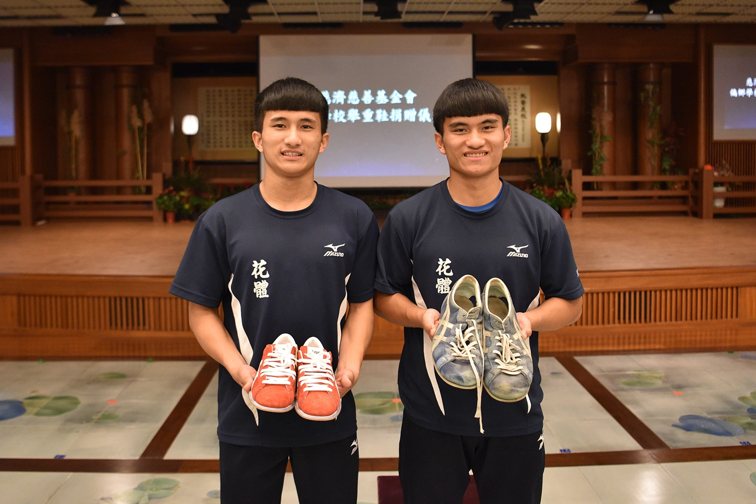 慈濟捐贈舉重鞋給花蓮23名舉重選手，選手展示補丁過的舊鞋及新鞋。