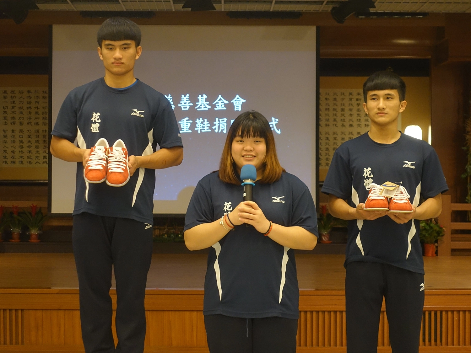 花蓮體中舉重選手潘湘筠(中)上台感恩慈濟贊助舉重鞋。