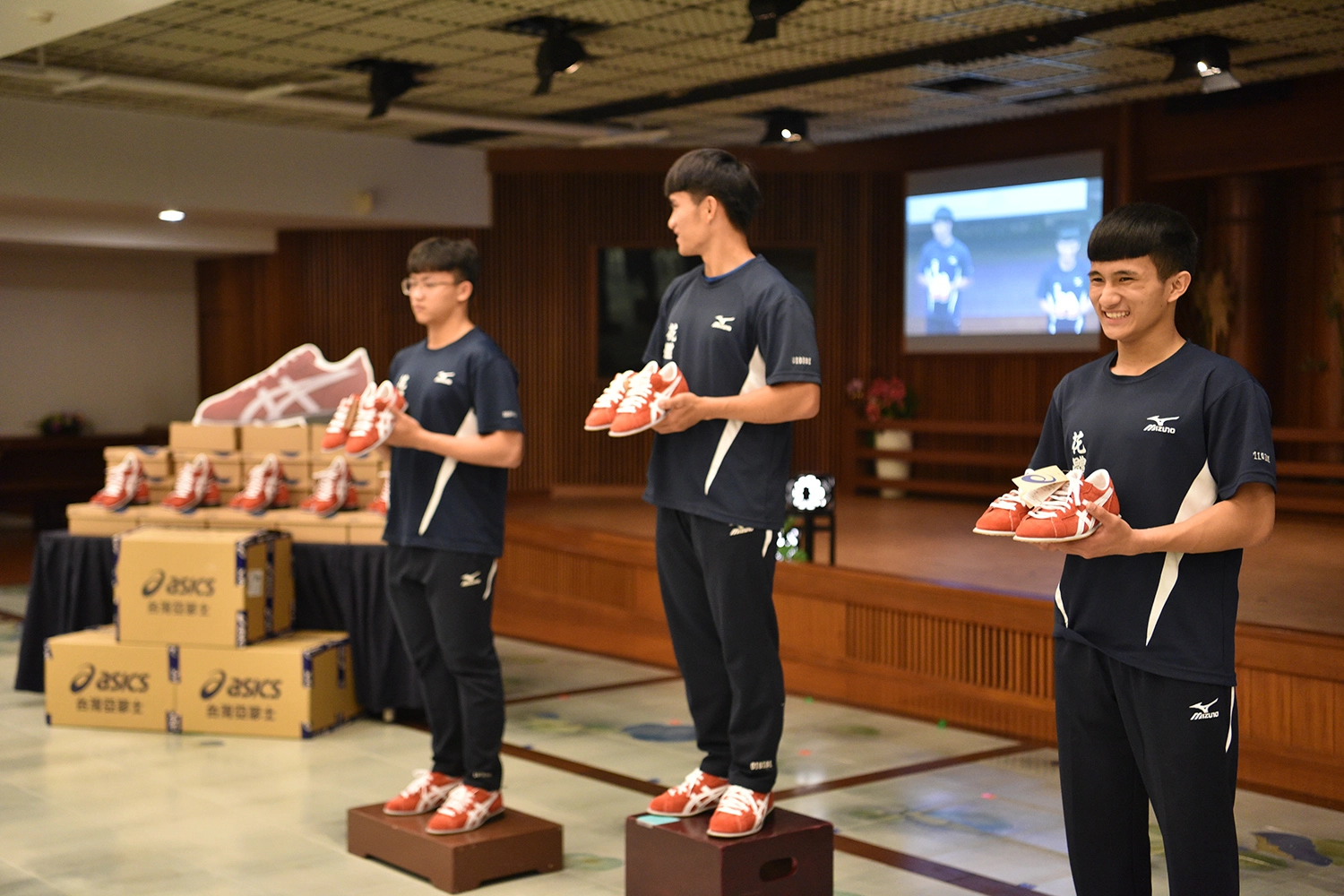 慈濟捐贈舉重鞋給花蓮23名舉重選手，選手代表拿新鞋上台展現。
