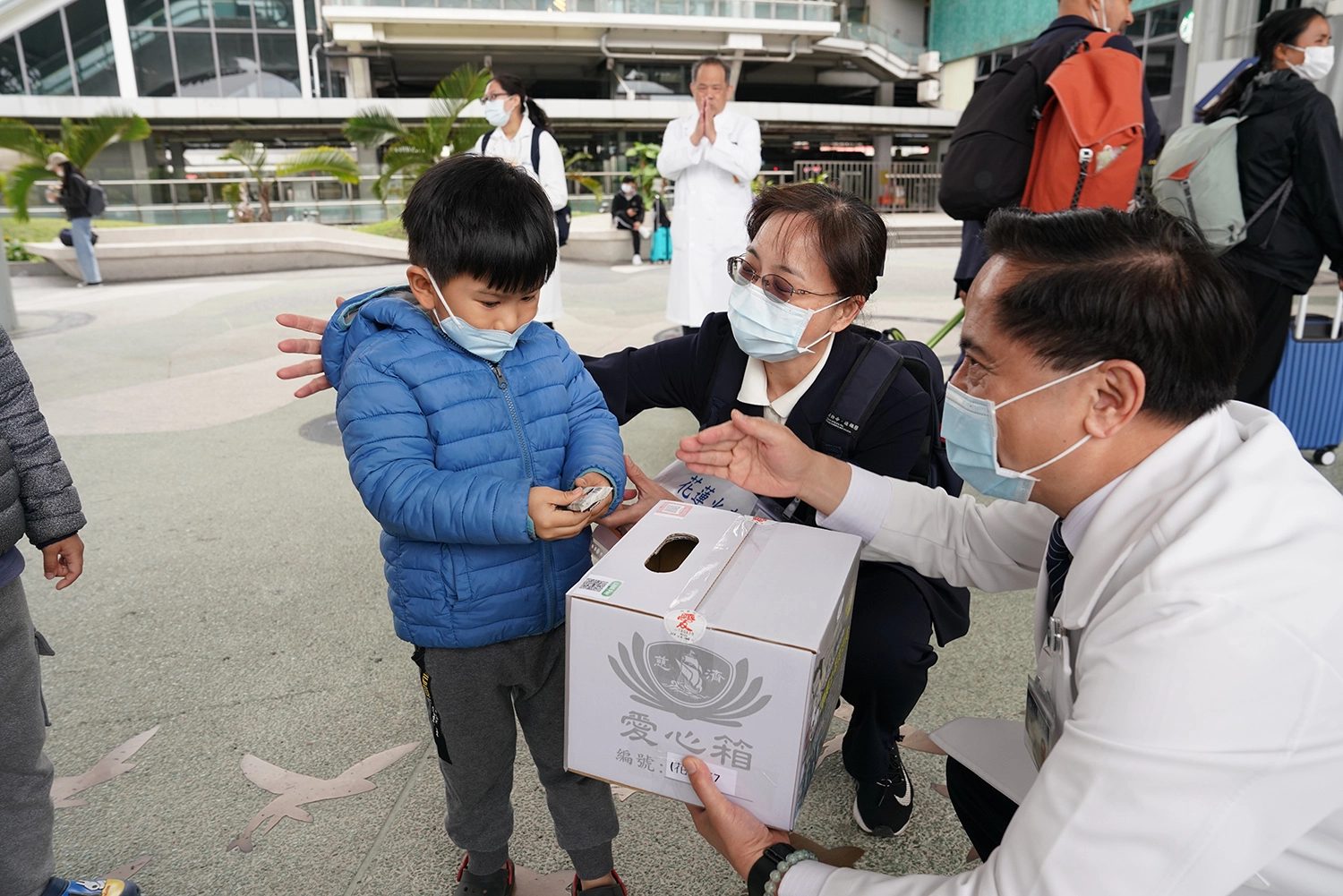 林欣榮院長表示，父母可藉捐款身教灌輸孩子慈悲利他觀念。