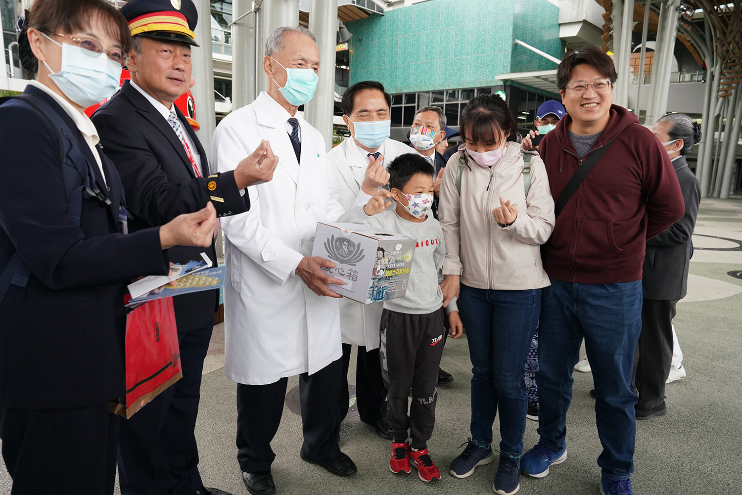 不少民眾搶著與林俊龍執行長（左三）、林欣榮院長（右三）、臺鐵花蓮站站長楊舜安（左二）合影。