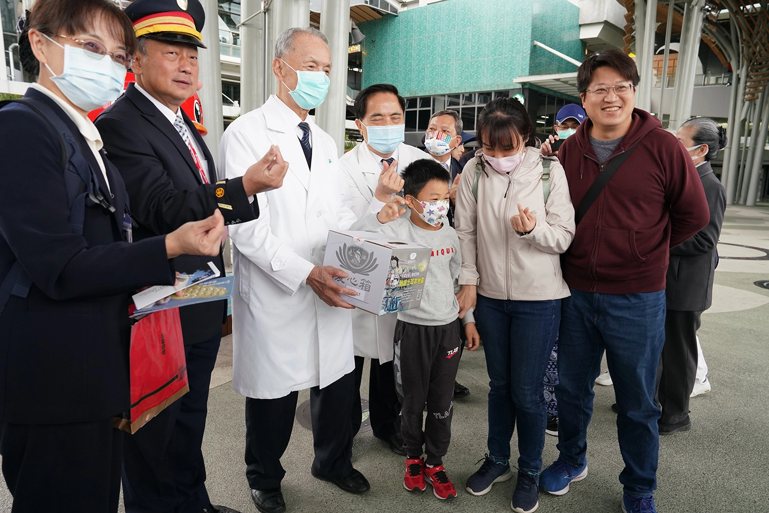 不少民眾搶著與林俊龍執行長（左三）、林欣榮院長（右三）、臺鐵花蓮站站長楊舜安（左二）合影。