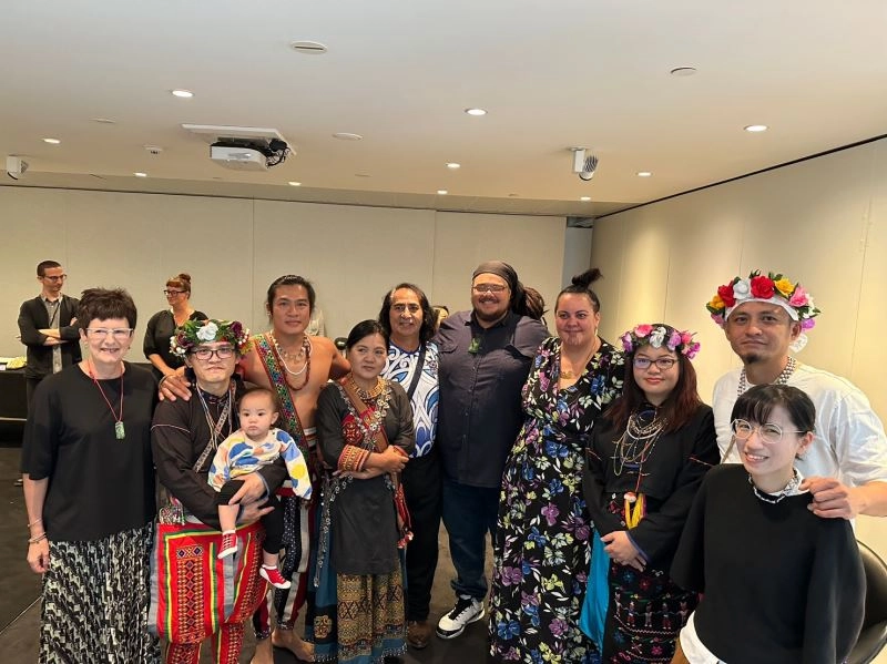 戈維特-布魯斯特美術館長札拉・斯坦霍普（Zara Stanhope，左1）與臺灣藝術家及進行歡迎儀式的毛利人耆老和毛利人藝術家合影（陳豪毅提供）