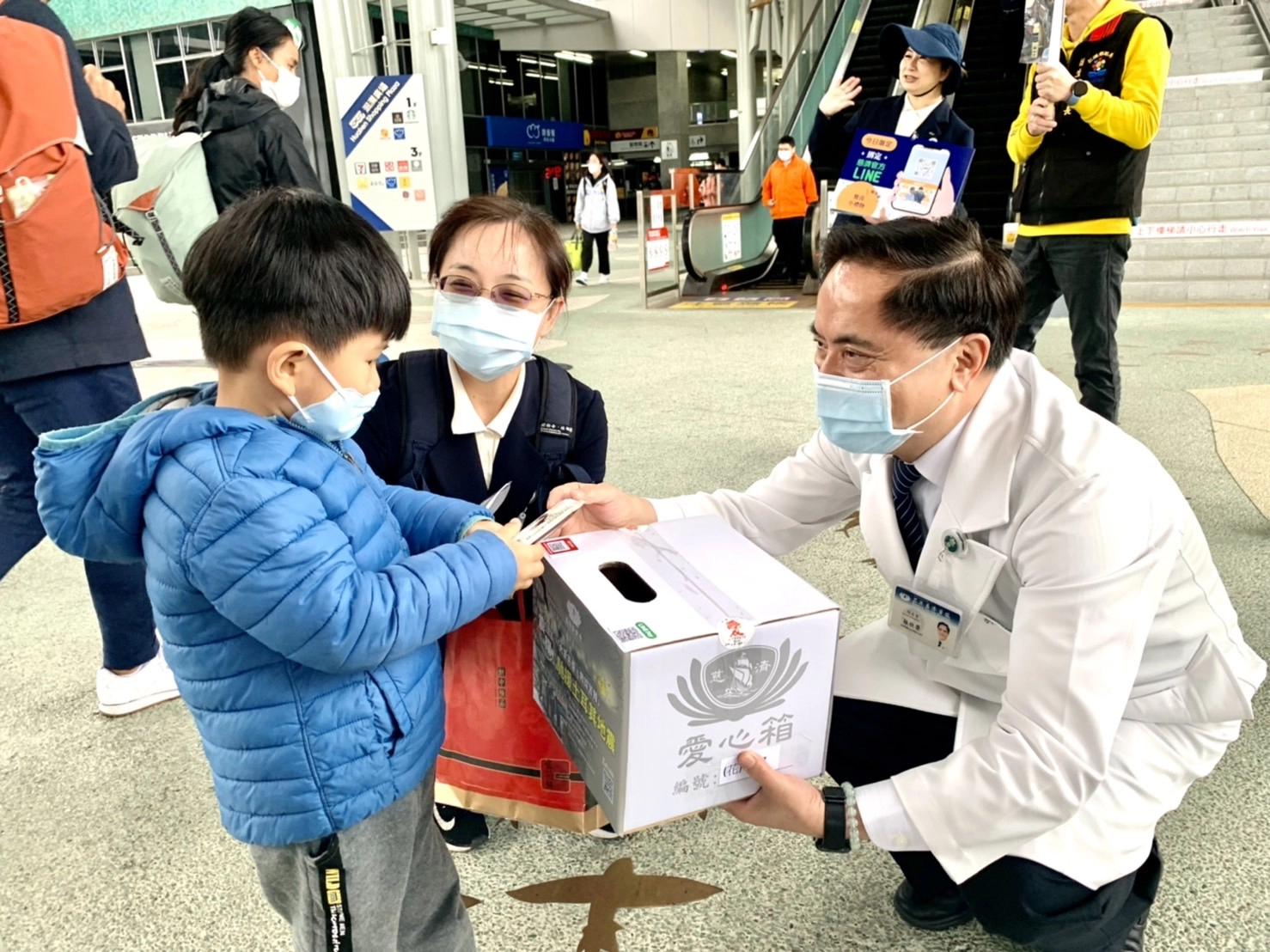 2月25日花蓮慈院林欣榮院長在花蓮火車站募心募愛。(圖為慈濟基金會提供)