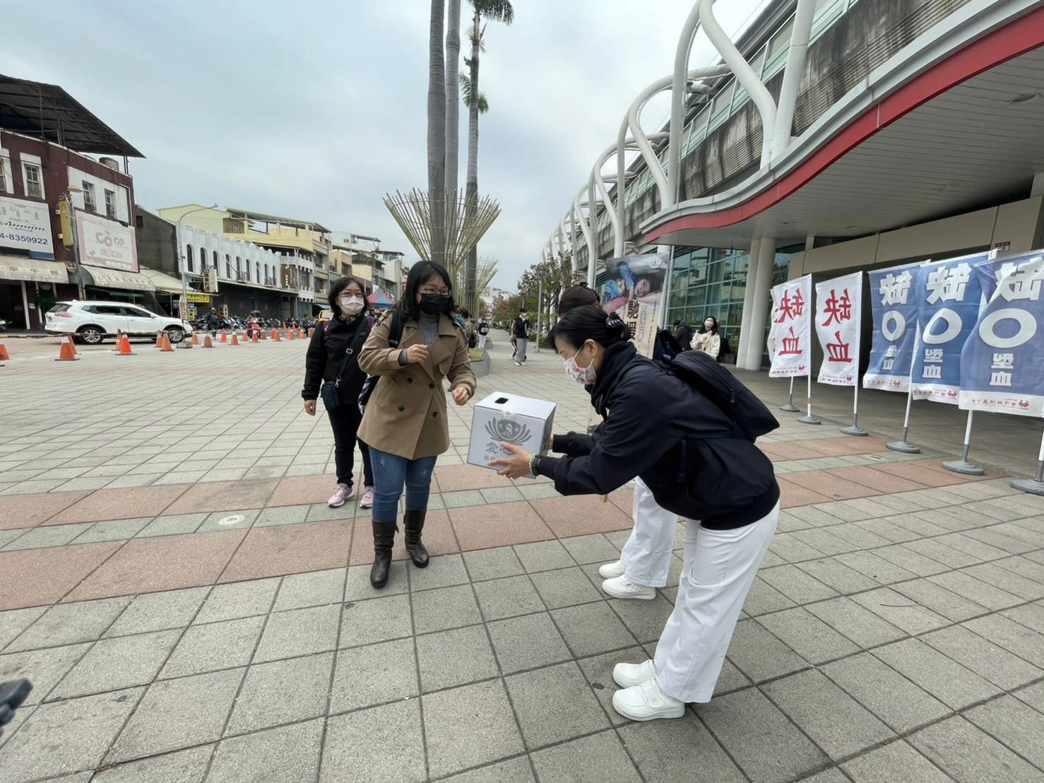 2月25日彰化慈濟志工在員林火車站募心募愛，邀約民眾為土敘地震災民盡一份心力。(圖為慈濟基金會提供)