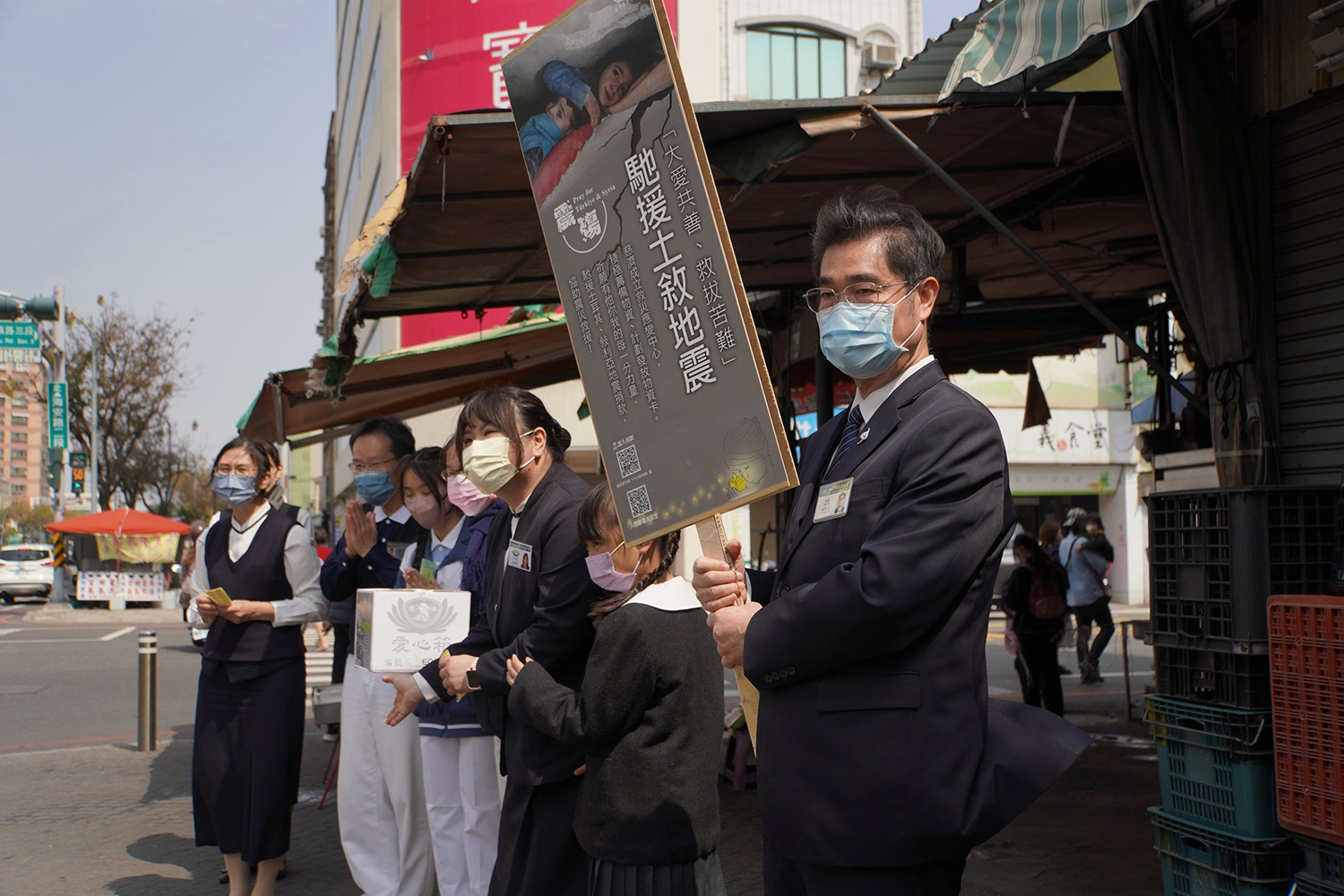 臺南慈中姚智化校長(圖右)帶動師生參與街頭募心募愛。（陳達生攝影）