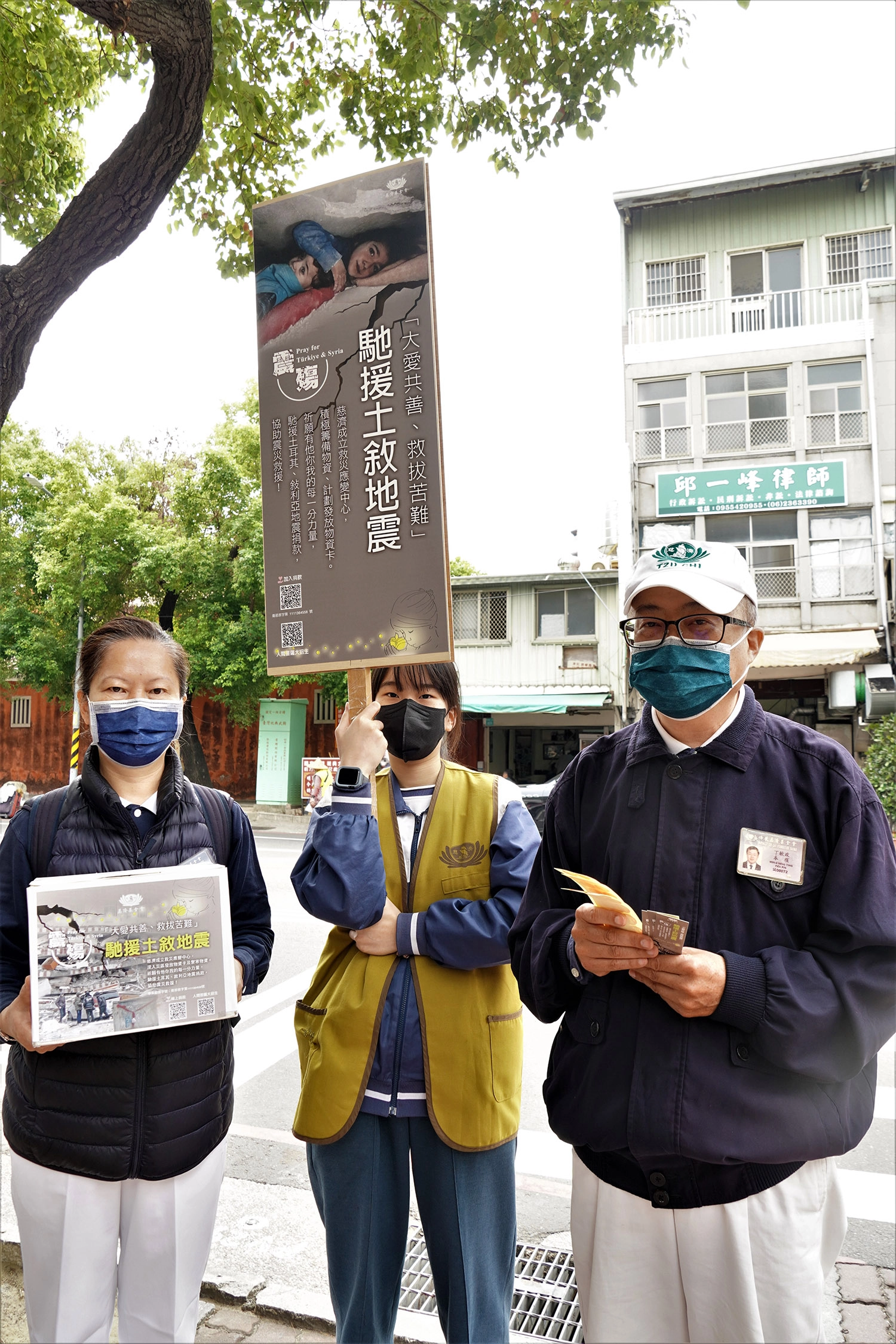許多慈二代(圖中)的慈中學生跟著父母一起募愛。（林曉瑩攝影）