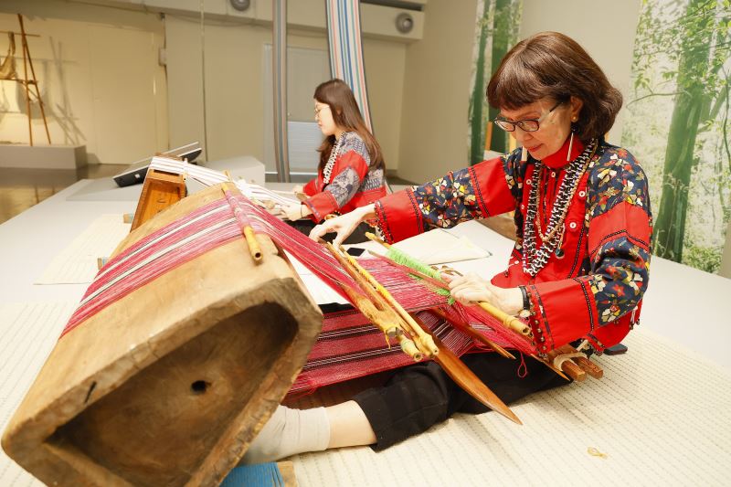 編織工藝實踐者人間國寶張鳳英老師現場演繹傳統織布工藝。