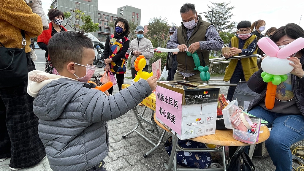 3歲的王小弟說：「我要捐錢給土耳其，因為他們地震。」