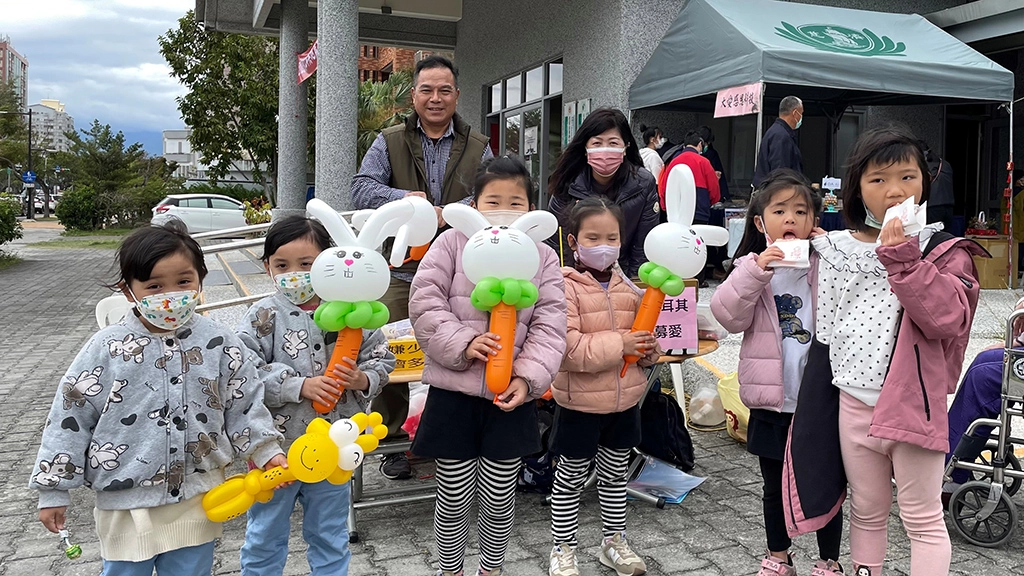 陳登在先生(後排，左)從台南來為土耳其義賣，現場造型氣球攤位最受小朋友青睞。