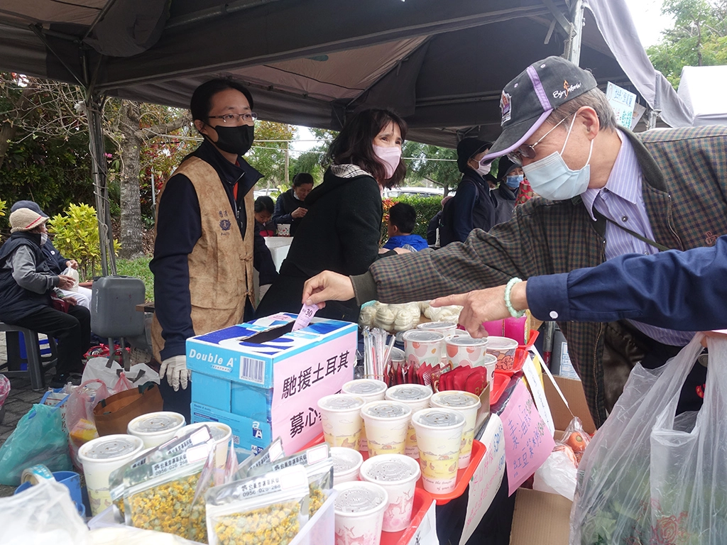 台東慈濟2月26日為土耳其地震舉辦義賣活動，民眾熱烈響應。