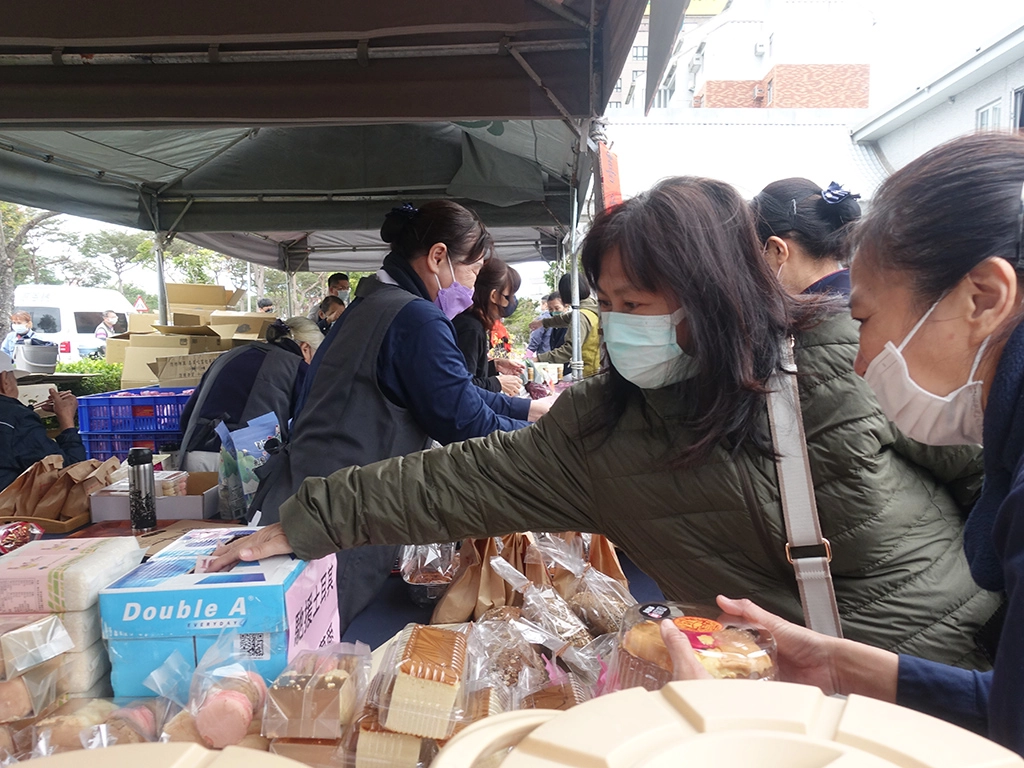 台東慈濟2月26日為土耳其地震舉辦義賣活動，民眾熱烈響應。