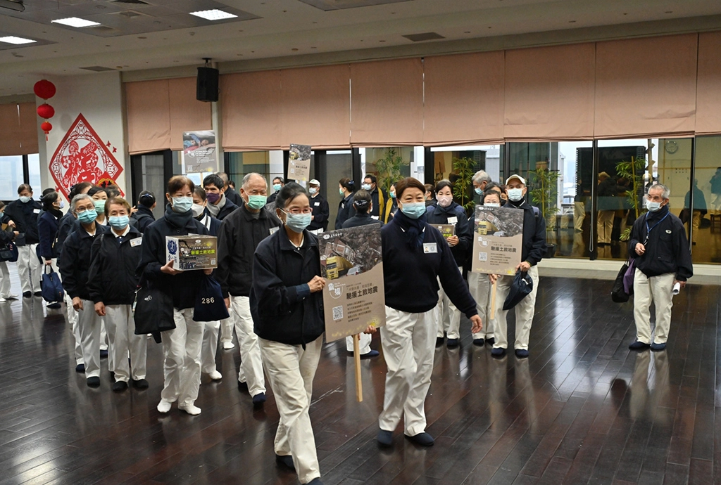 誓師大會齊唱〈祈禱〉，祈求今日為土敘災民街頭募款圓滿成功，早日脫離苦難恢復正常生活；隨後大隊人馬整隊出發。 