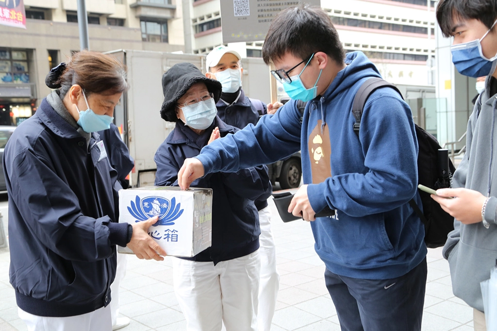 人潮熱鬧的南京東路五段二九一巷菜市場，像是拜訪老朋友似的，經過許多菜販、水果攤、等貨攤志工打招呼募心也募款。 