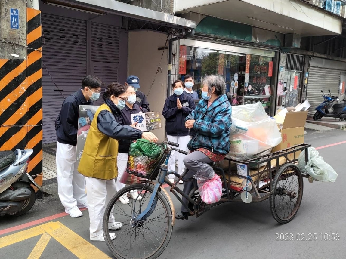 「佈施不是有錢人的專利，而是有心人的參與」。這句靜思語在這次街頭勸募充分展現。
