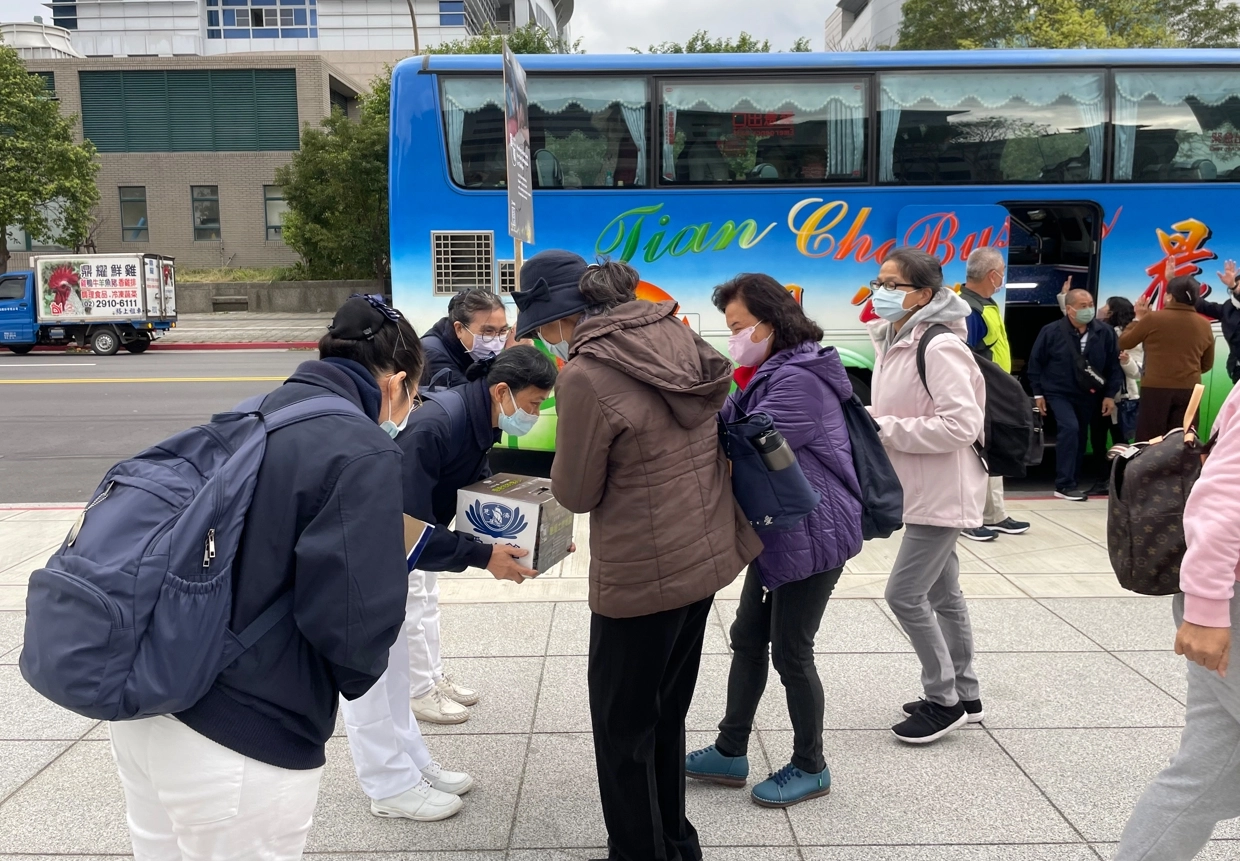 前來關渡靜思堂參訪的民眾，立即響應馳援土耳其募心募愛。