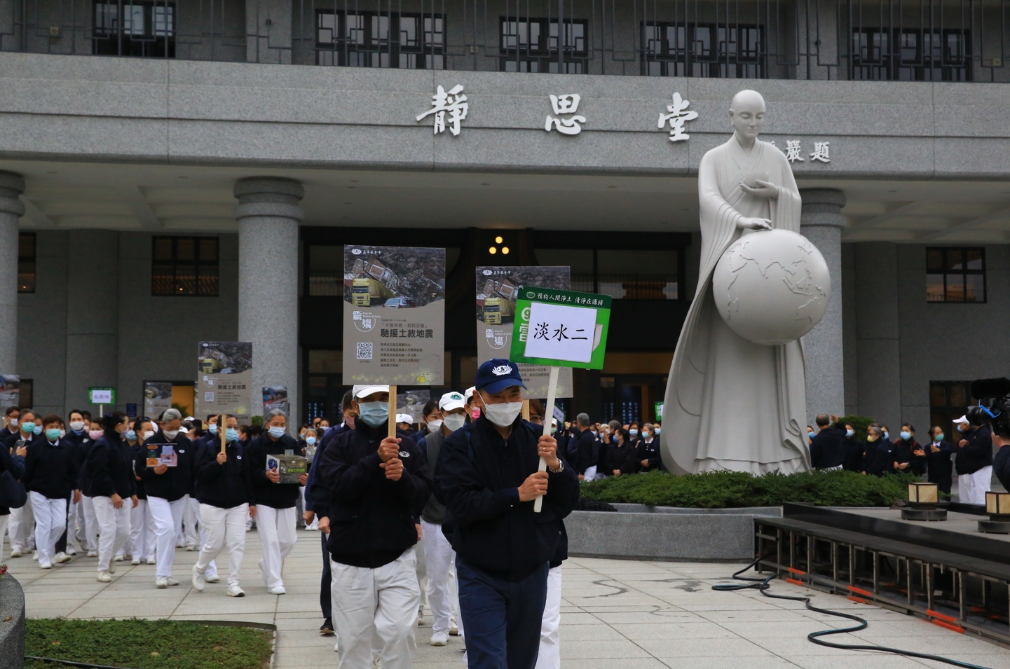 前來關渡靜思堂參訪的民眾，立即響應馳援土耳其募心募愛。
