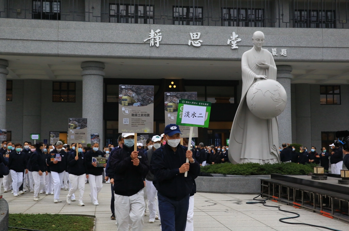 前來關渡靜思堂參訪的民眾，立即響應馳援土耳其募心募愛。