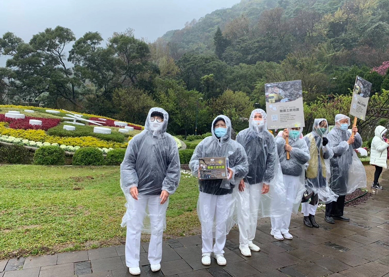 228連續假期北台灣寒風刺骨仍影響不了志工上街頭為「土、敘震災」募心募愛，陽明山等觀光風景區都看得到藍天白雲的身影。
