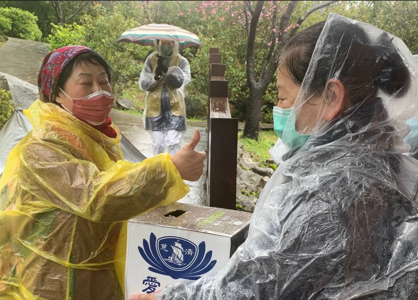 228連續假期北台灣寒風刺骨仍影響不了志工上街頭為「土、敘震災」募心募愛，陽明山等觀光風景區都看得到藍天白雲的身影。