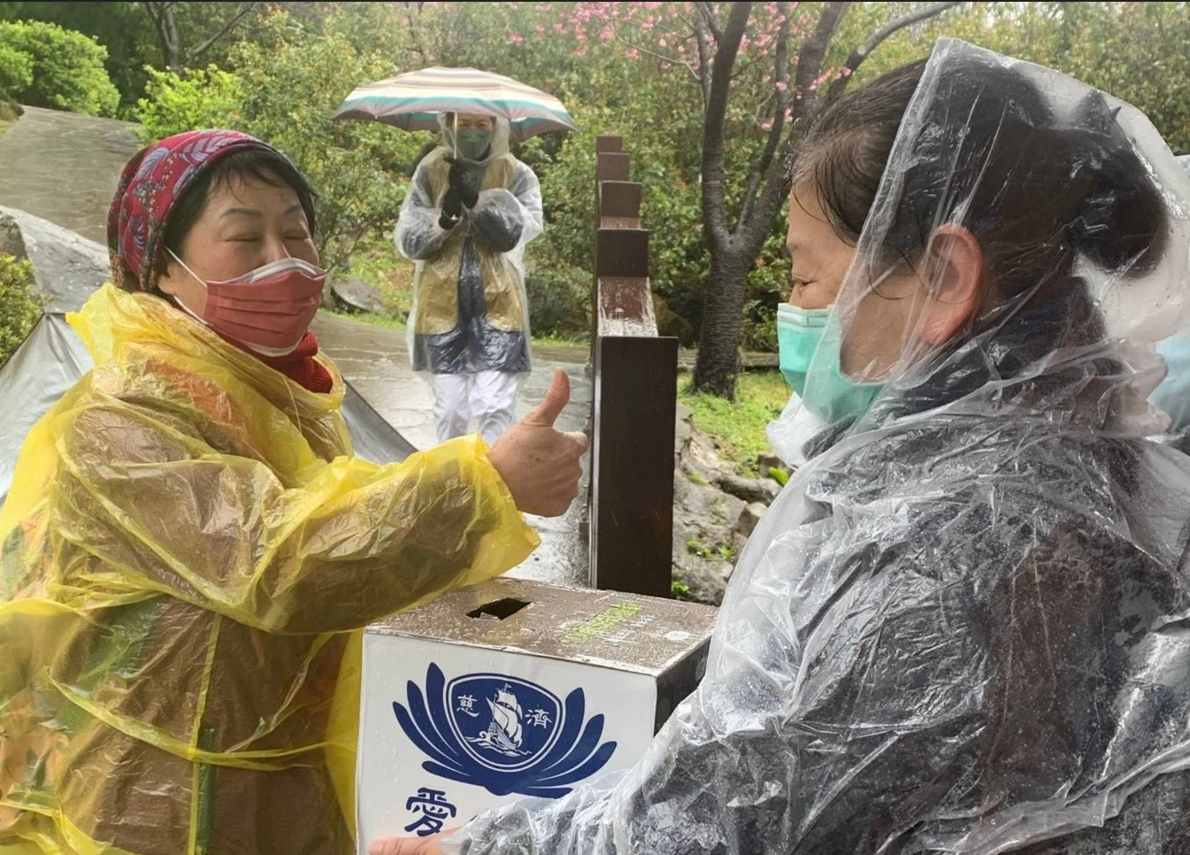 228連續假期北台灣寒風刺骨仍影響不了志工上街頭為「土、敘震災」募心募愛，陽明山等觀光風景區都看得到藍天白雲的身影。