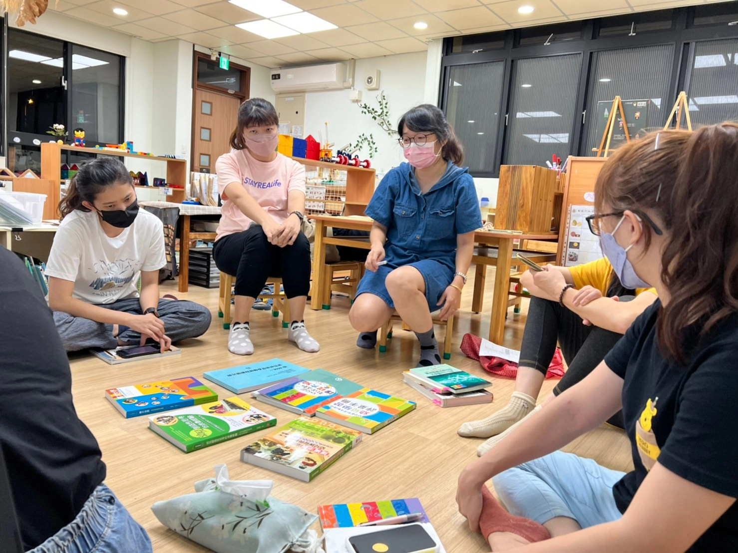 臺中市廍子非營利幼兒園園內社群成員討論適合幼兒閱讀之繪本。