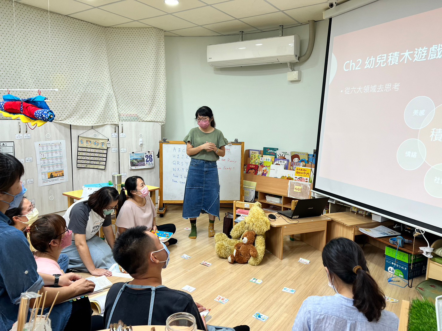 臺中市廍子非營利幼兒園園內社群帶領人進行課程規劃分享及討論。