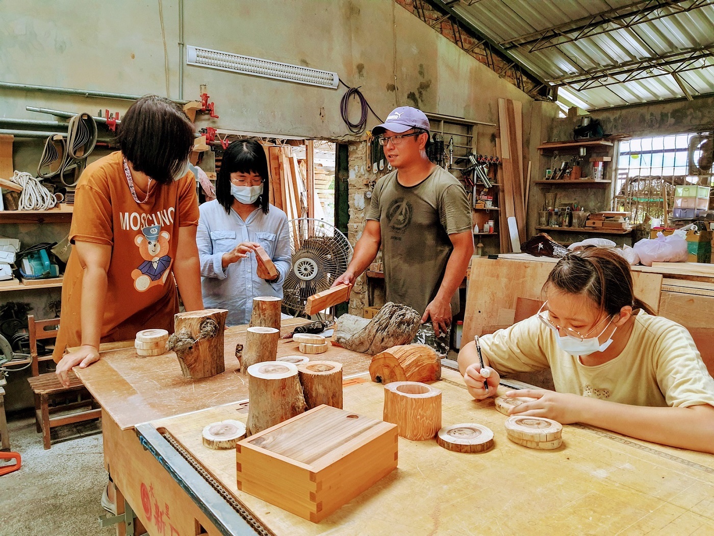 臺東縣嘉蘭附幼跨園社群用裁切好的漂流木製作教室用品及教具。