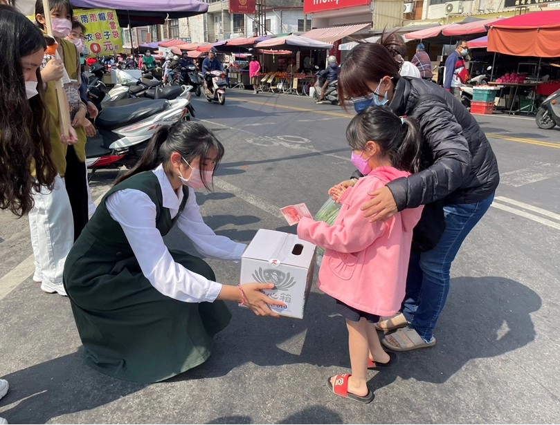 就讀花蓮慈濟科技大學護理科的高同學趁連假回屏東，跟姊姊及表妹共三人，為土耳其及敘利亞受震災來募愛心。