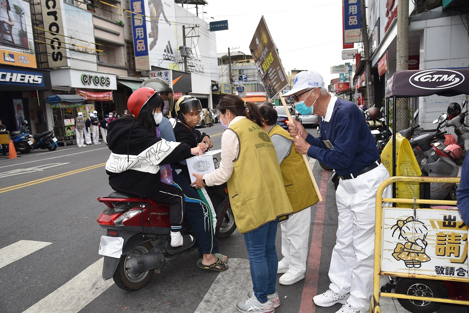 屏東慈濟志工為援助土耳其震災上街頭勸募，獲得民眾踴躍獻出愛心。
