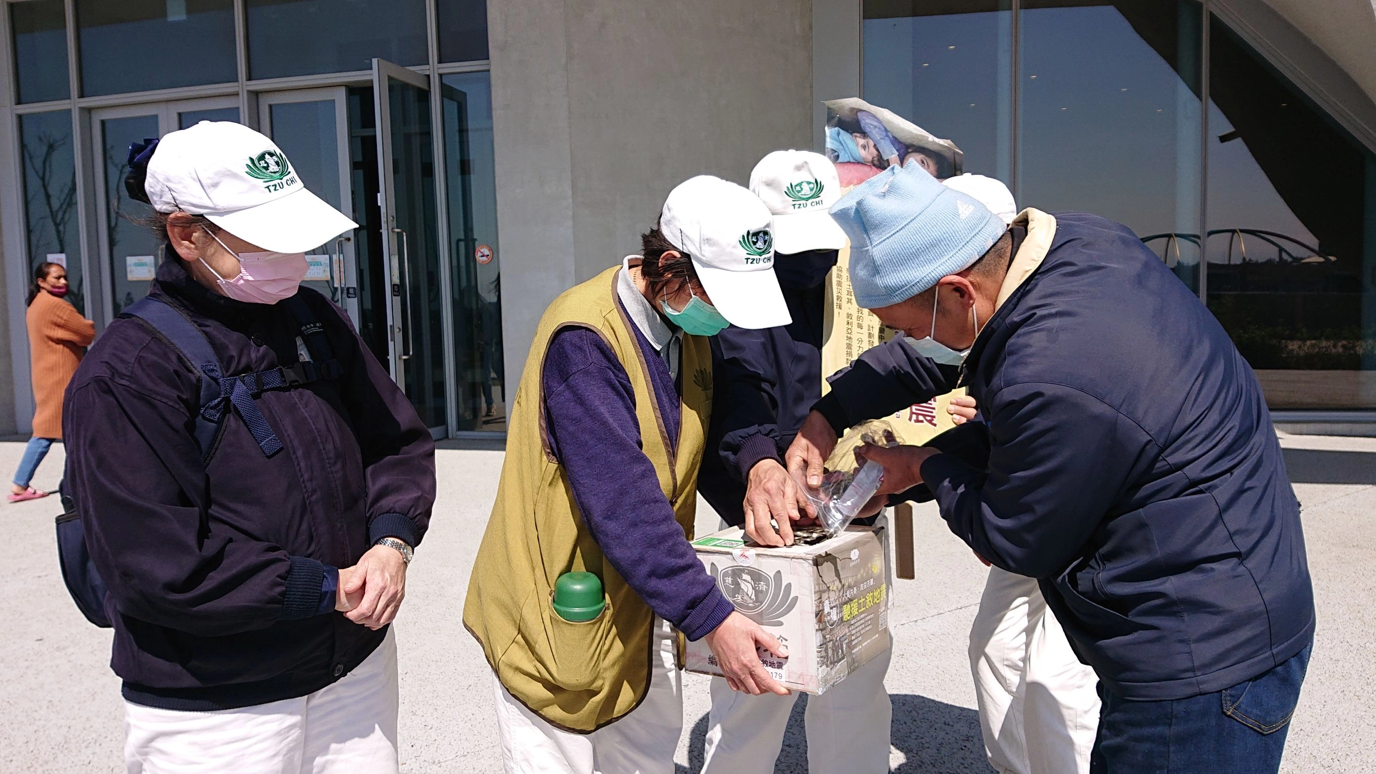 2月27日，逾千位慈濟志工前往桃園各區及鶯歌等173處定點，邀鄉親一起來行善。