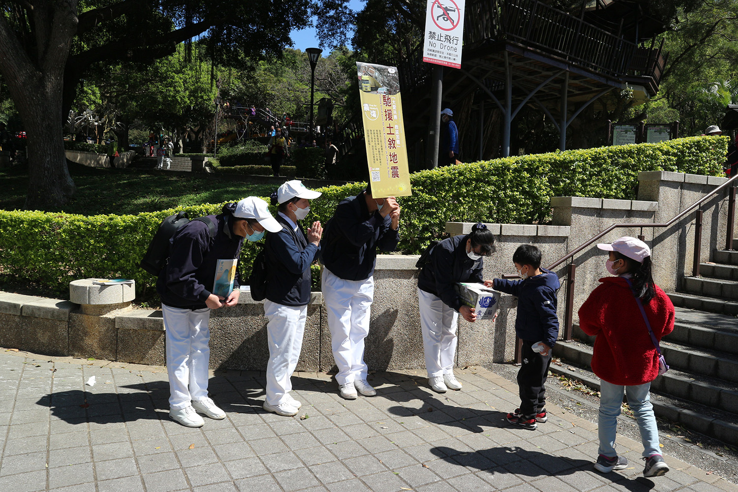 2月27日，逾千位慈濟志工前往桃園各區及鶯歌等173處定點，邀鄉親一起來行善。