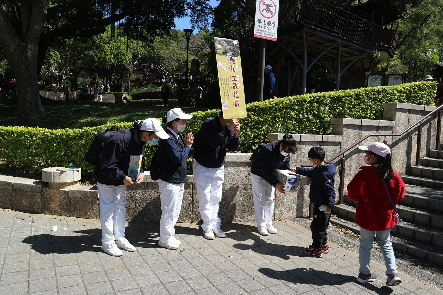 2月27日，逾千位慈濟志工前往桃園各區及鶯歌等173處定點，邀鄉親一起來行善。