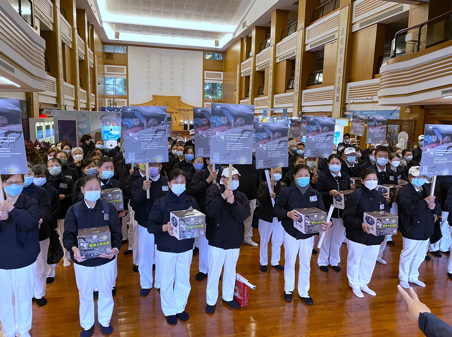 228連假期間，新北市三重區志工齊聚三重志業園區，為土耳其大地震募心募愛大誓師。