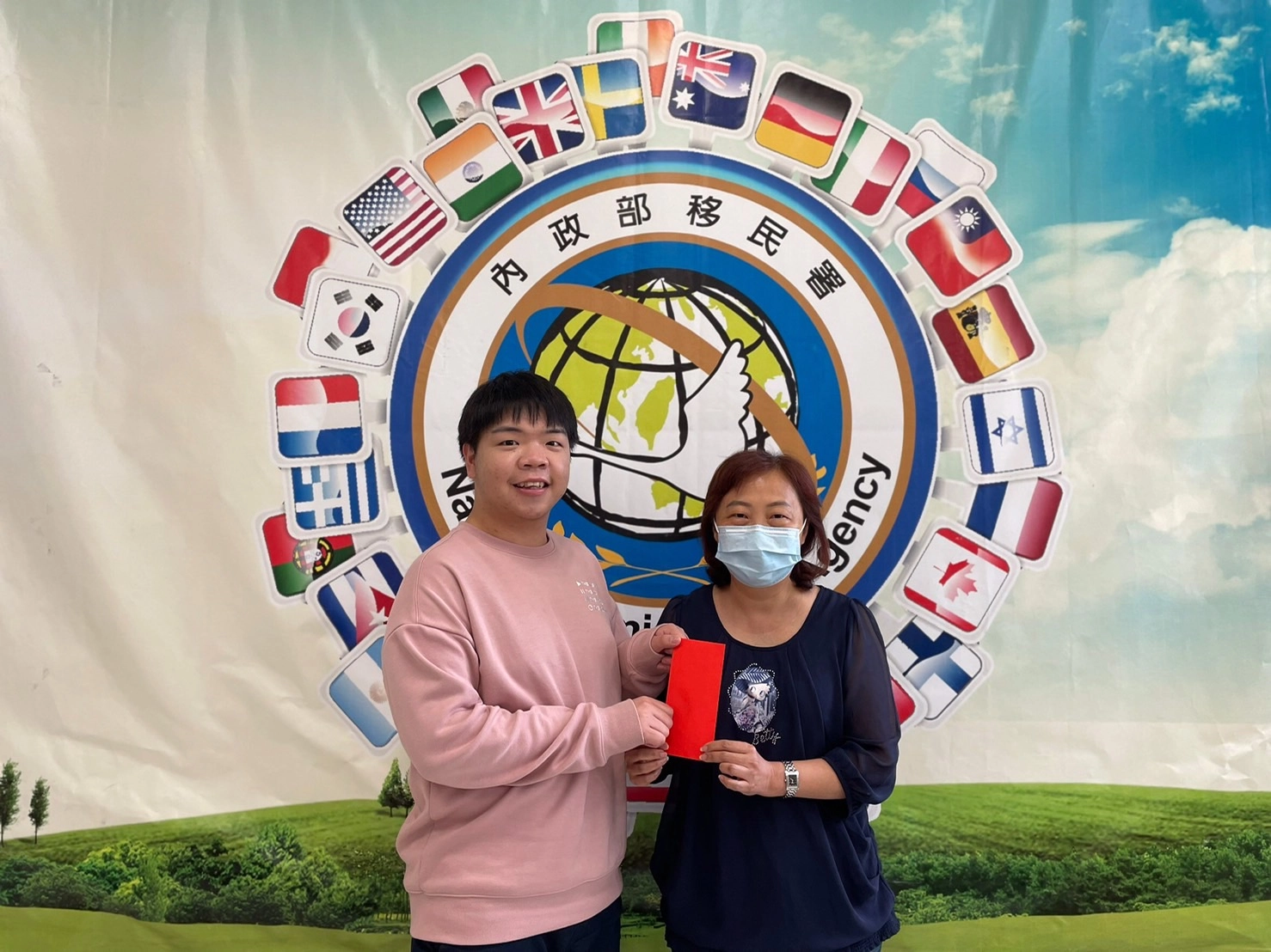 劉德曜培訓期間通過越南語檢定，移民署臺北市服務站主任蘇慧雯給予鼓勵。