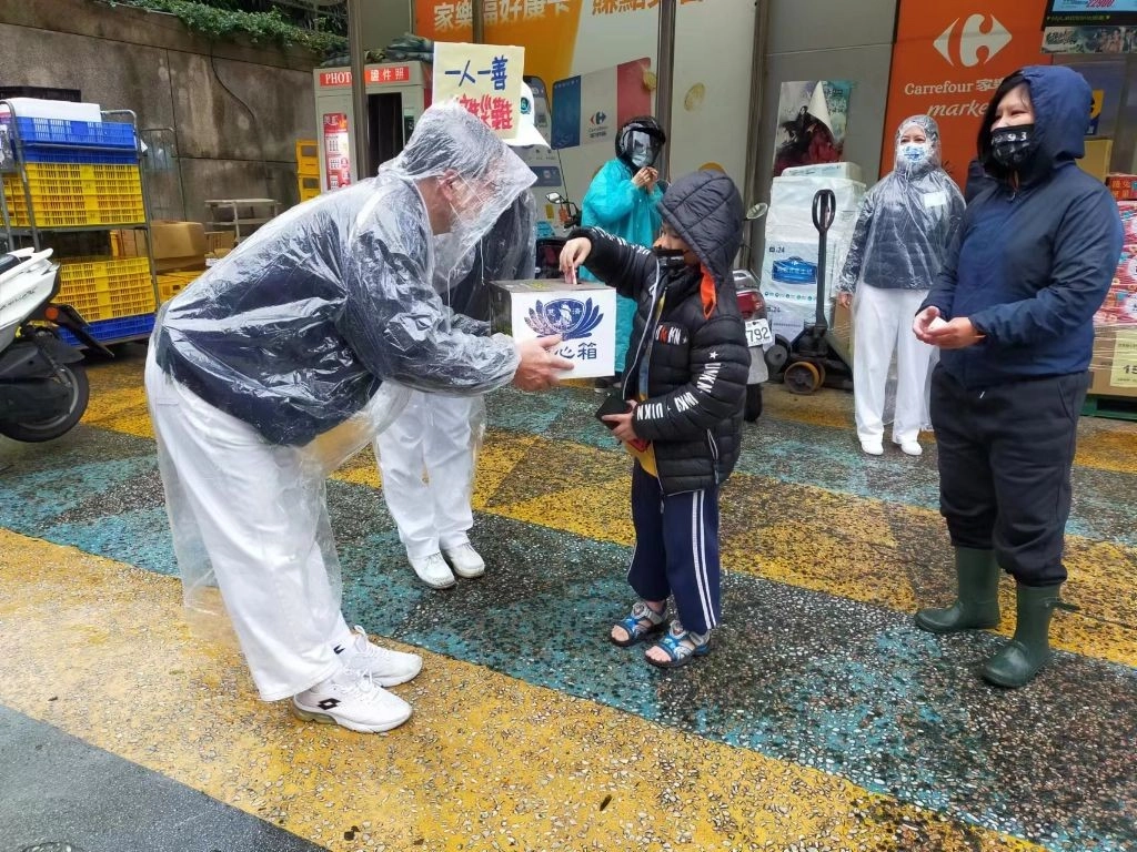 不分男女老少、金額多寡，志工黃昆海恭敬承接每筆善款。