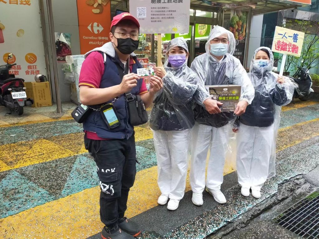 耳濡目染父母善行的謝秉哲先生放下手上工作,先跑來捐款。