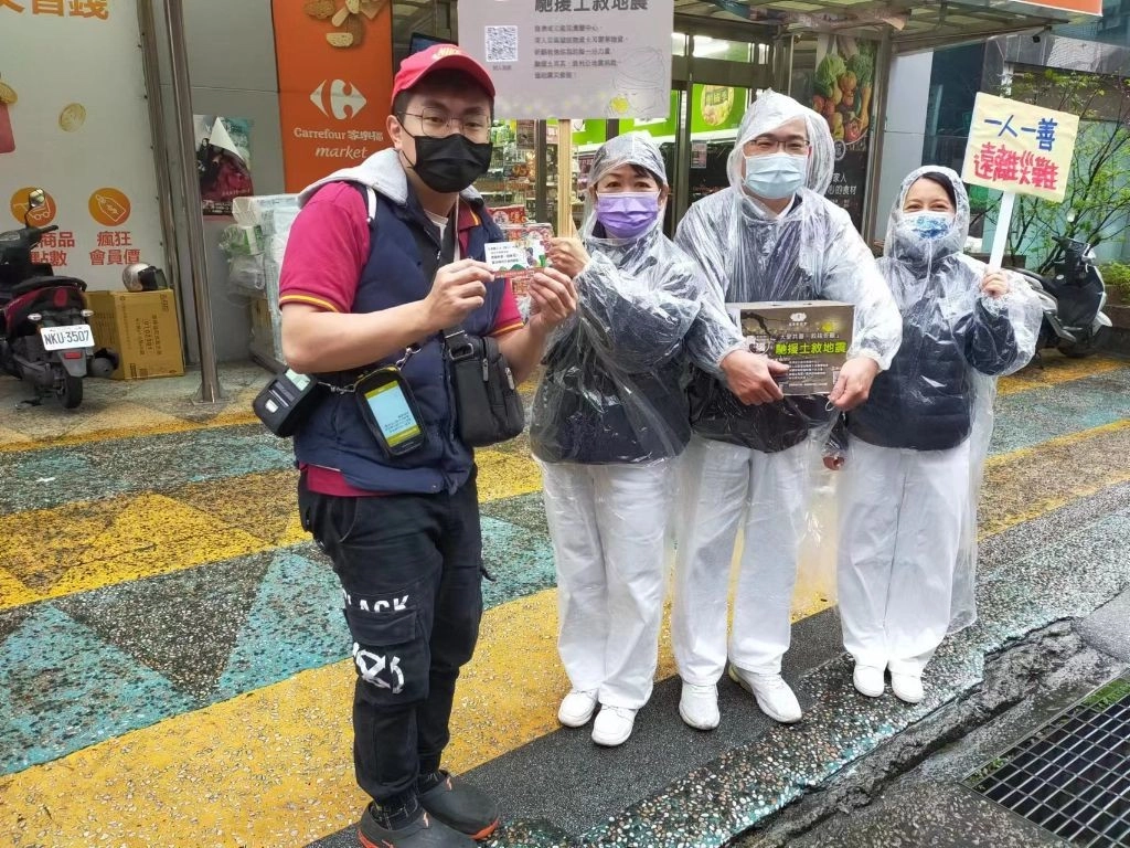 耳濡目染父母善行的謝秉哲先生放下手上工作，先跑來捐款。