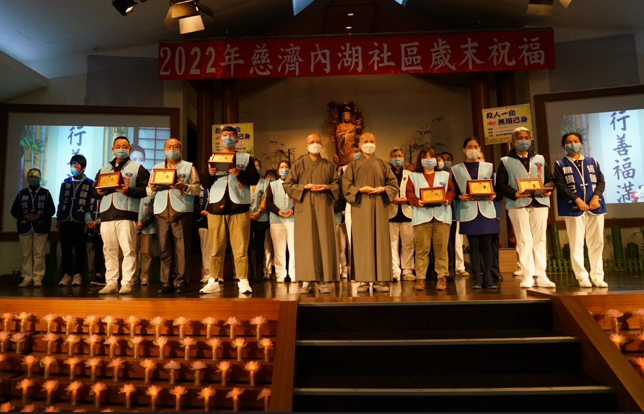 來自花蓮靜思精舍德愔師父、德度師父特別為六位捐贈者致贈「捐贈者紀念牌」，並期勉大眾，踴躍響應捐贈宣導活動，讓血癌病友看見生命的曙光。