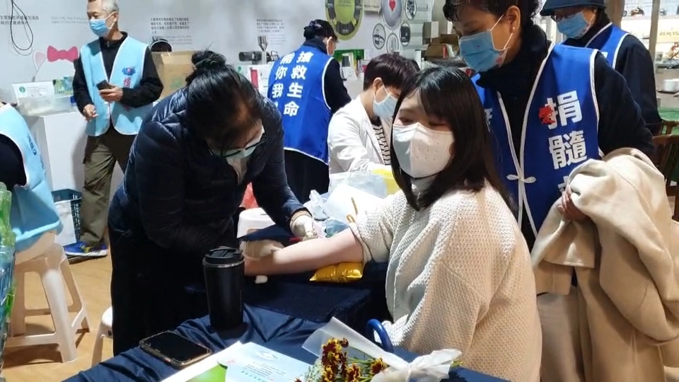 26歲的鄭如伶，從小就很怕抽血或看到血，但她還是勇敢地來建檔。抽血時，她把頭轉向另一邊說，「不要看就好，痛一下下而已」。