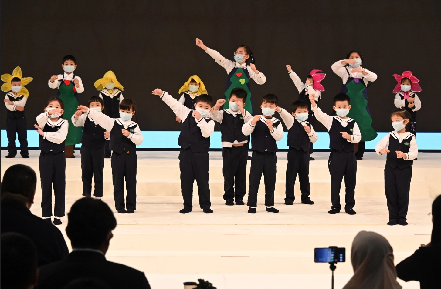 二十三位大愛幼兒園大班、中班、小班的孩子及畢業校友，分別演繹「微笑的臉」、「愛的火金姑」及「大愛讓世界亮起來」三首歌曲。