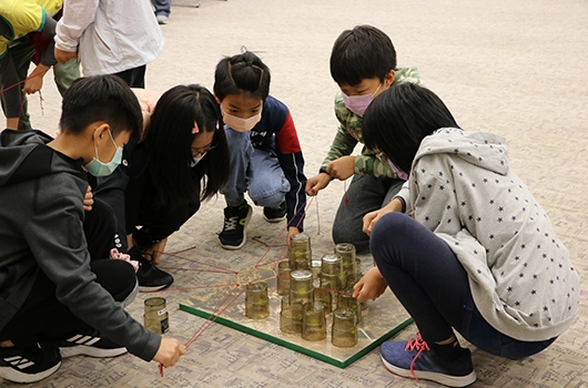 友達光電臺中廠，邀請偏鄉學校實地探訪西大墩窯遺址，讓孩子們透過工具，模擬挖掘遺。