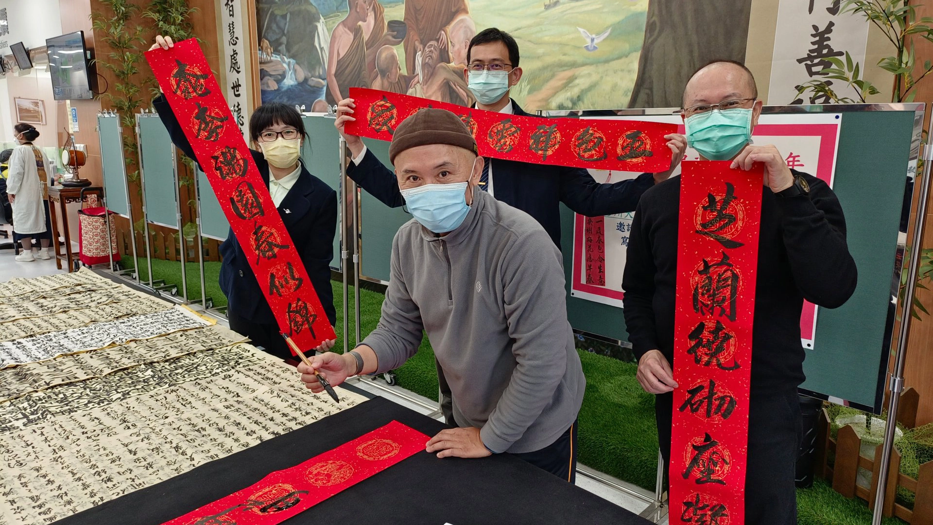 嘉義慈濟診所同仁及負責醫師蔡任弼主任(後排中)與書法名師蔡功南老師(前排中)，展示春聯賀歲。