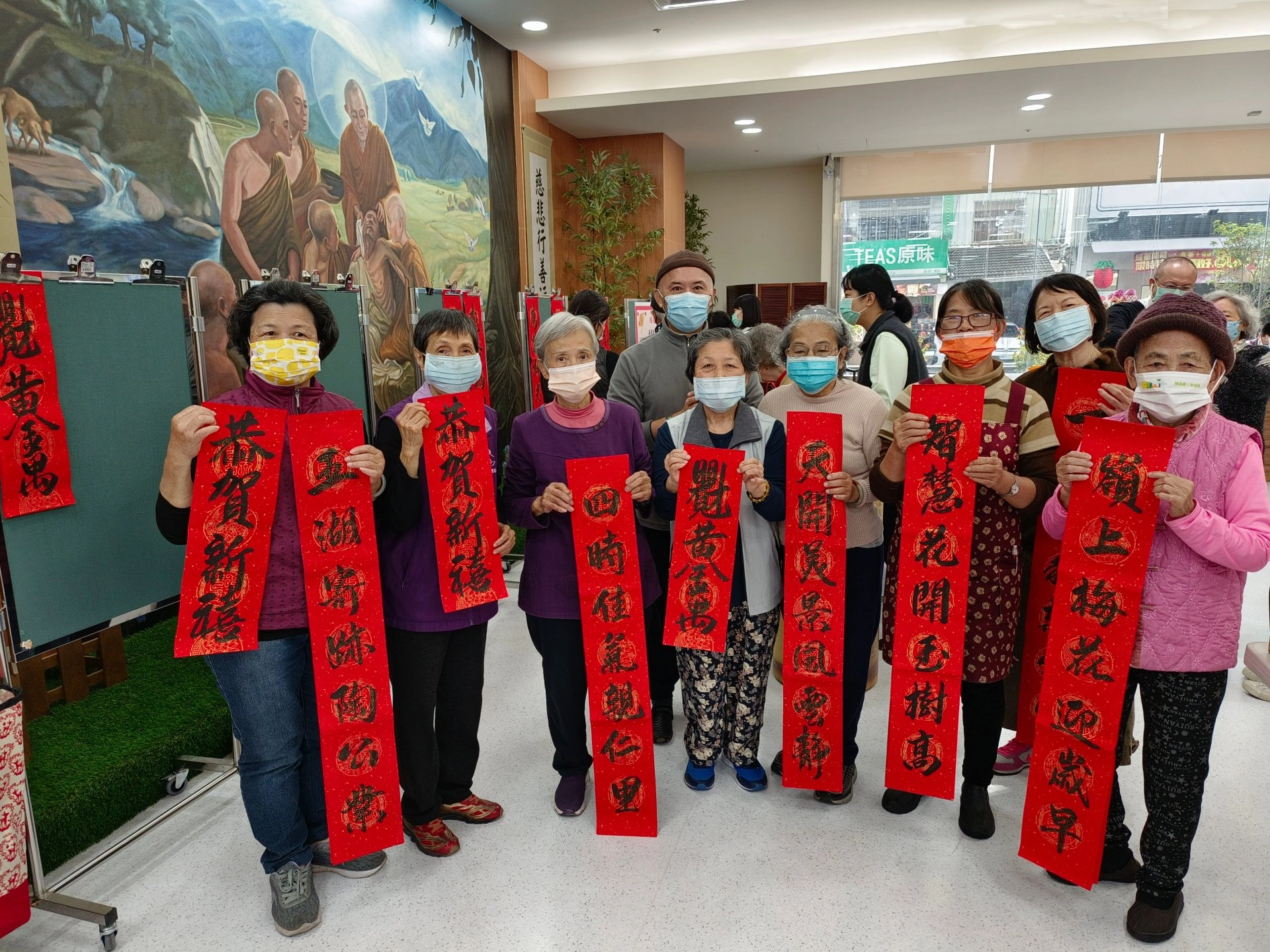 書法名師蔡功南老師(後排中)與索取春聯的嘉義市民合影。